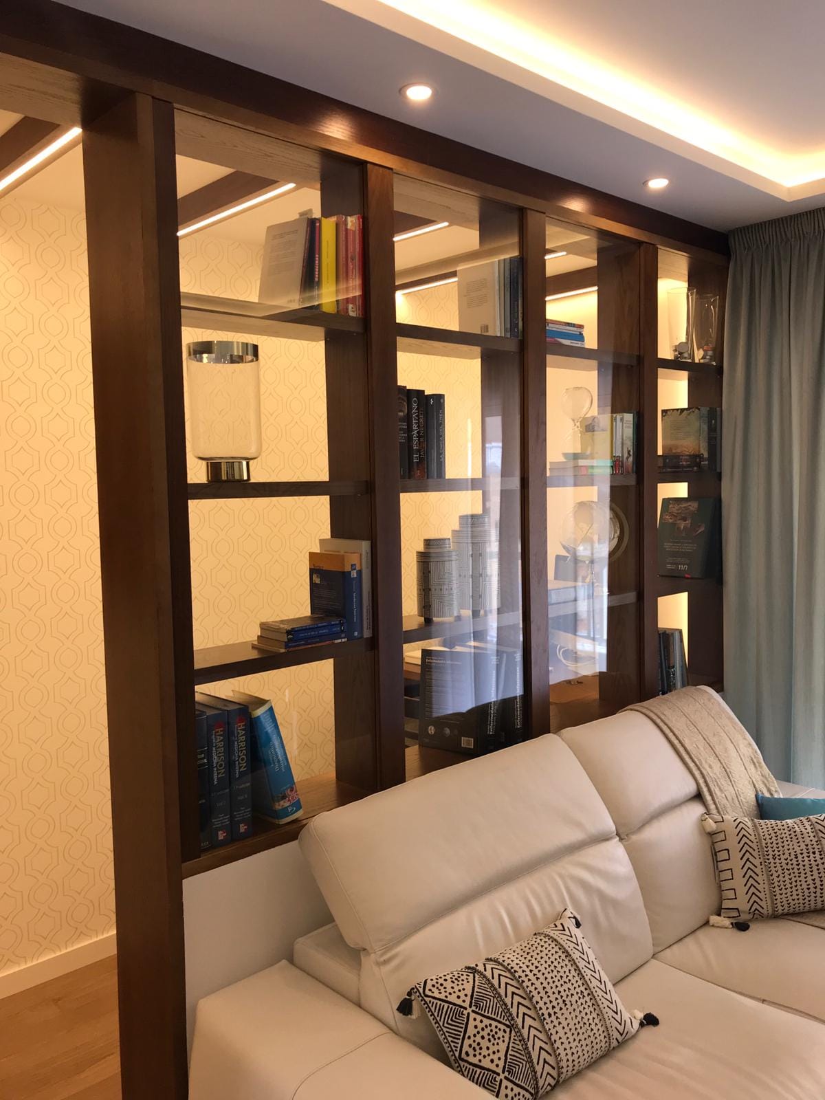 Librería a medida con iluminación LED integrada en los estantes