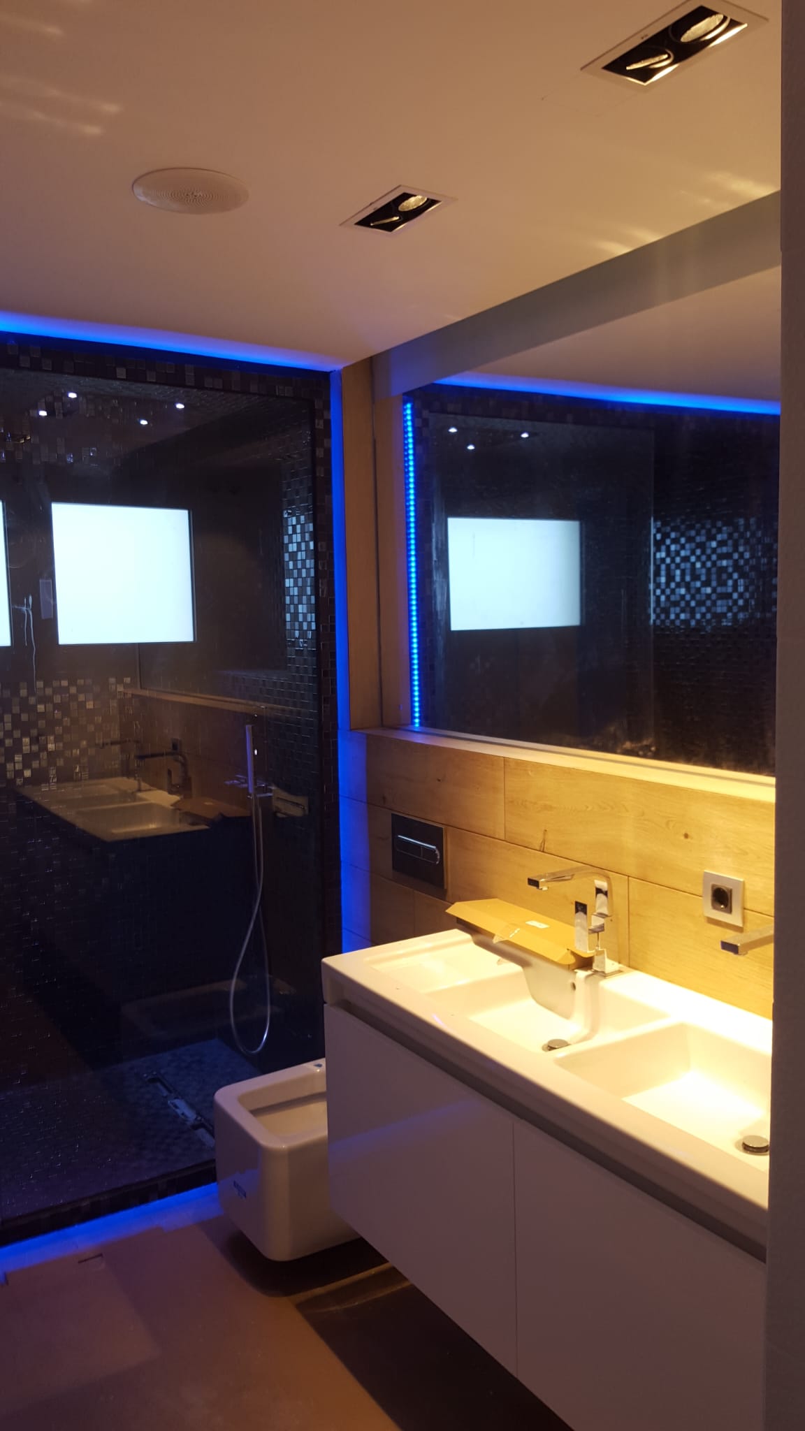 Baño con ducha, sanitarios y perfil LED perimetral instalado por Kableca