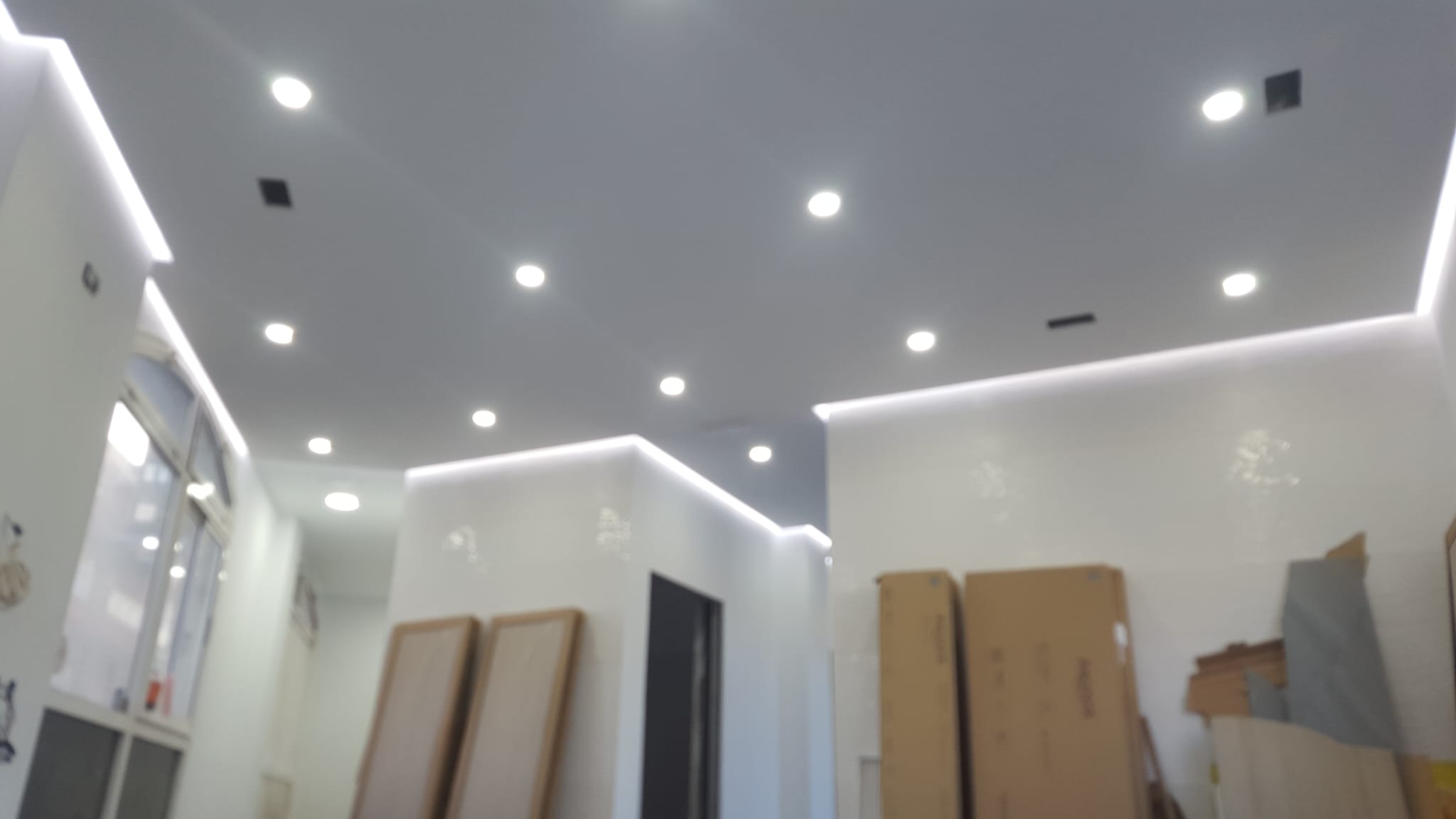 Techo con múltiples puntos de luz empotrados durante una reforma integral