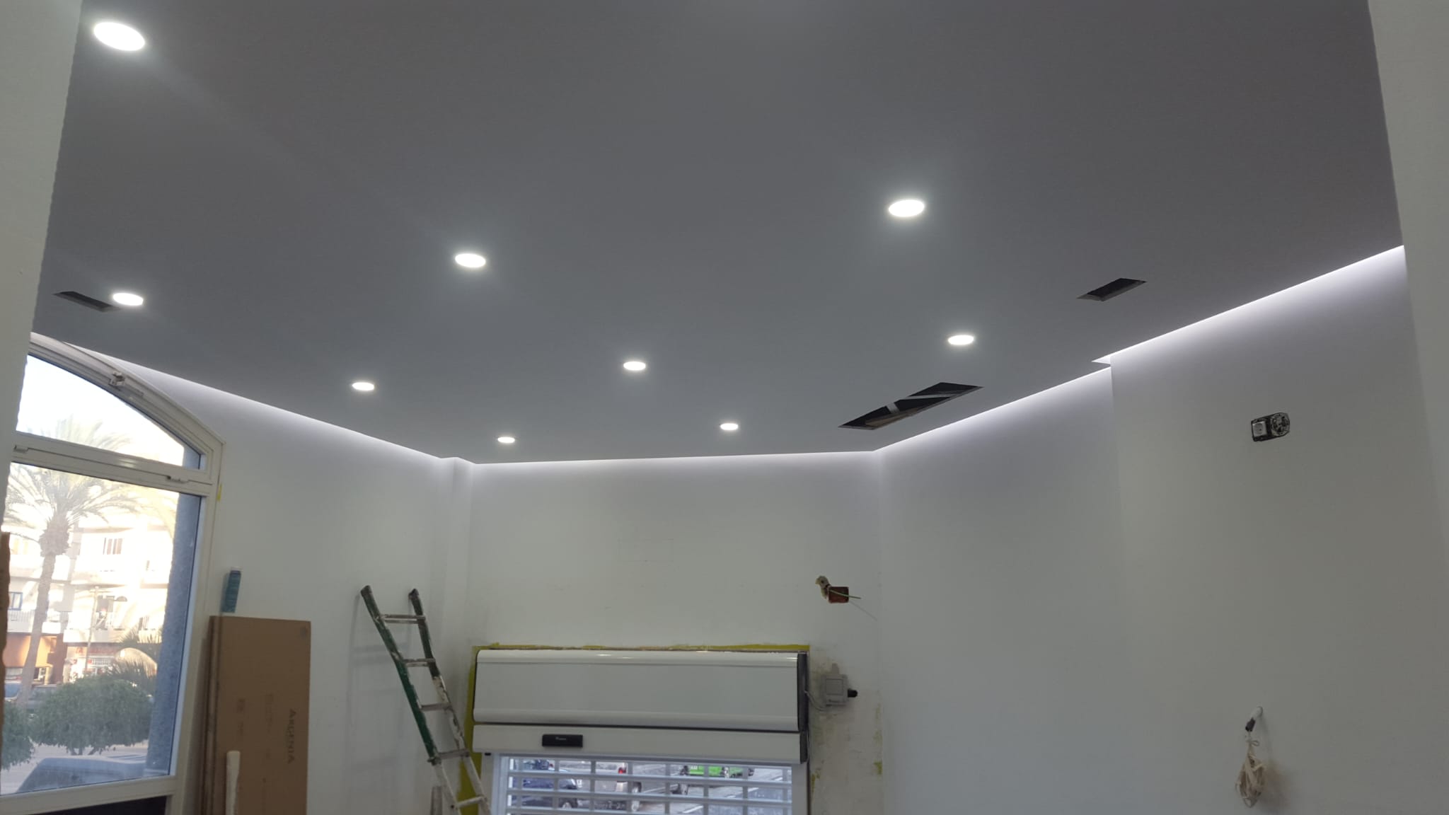 Local comercial en reforma con iluminación LED perimetral en el techo