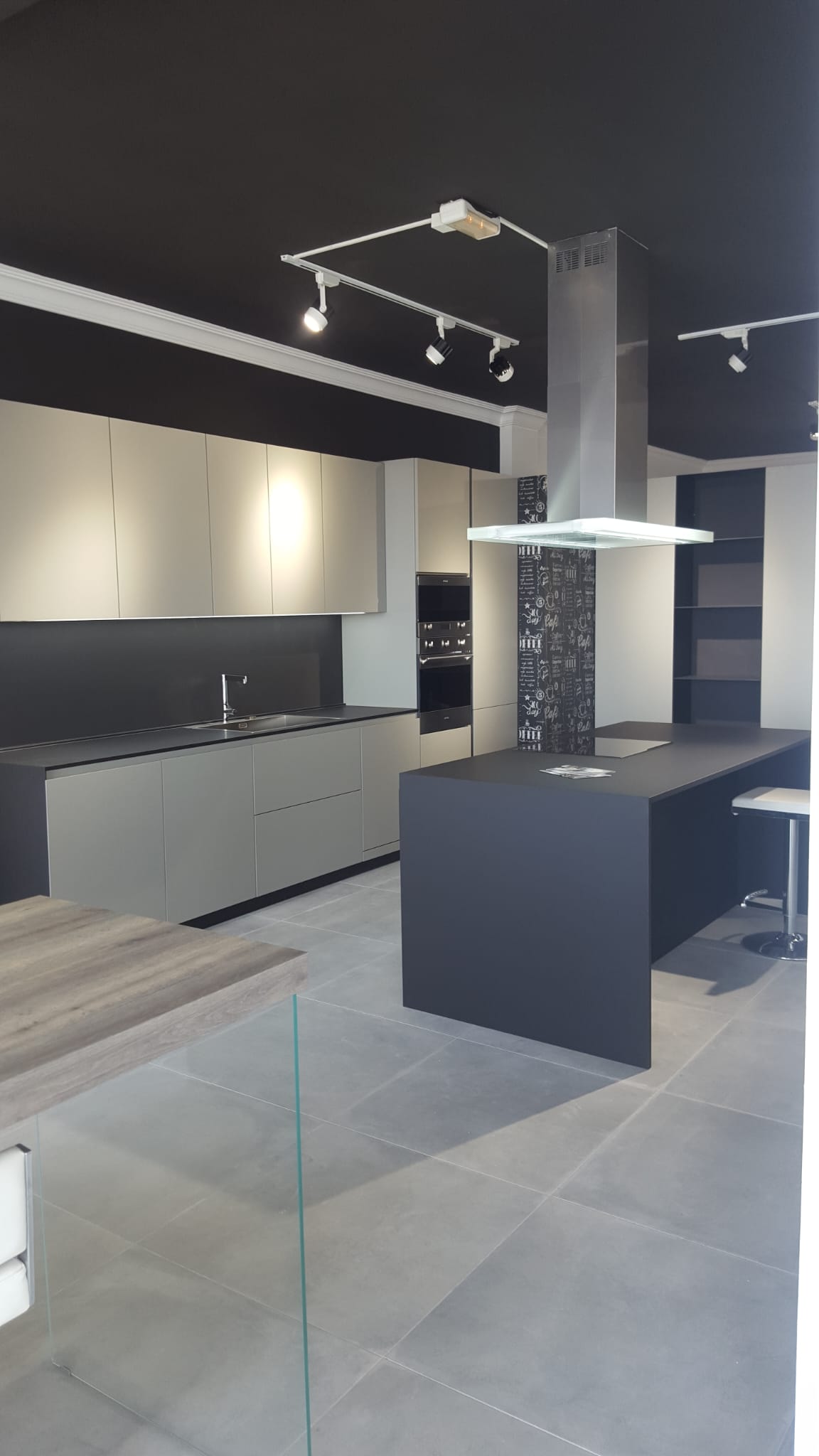 Punto de luz orientable e instalación eléctrica en una exposición de cocinas