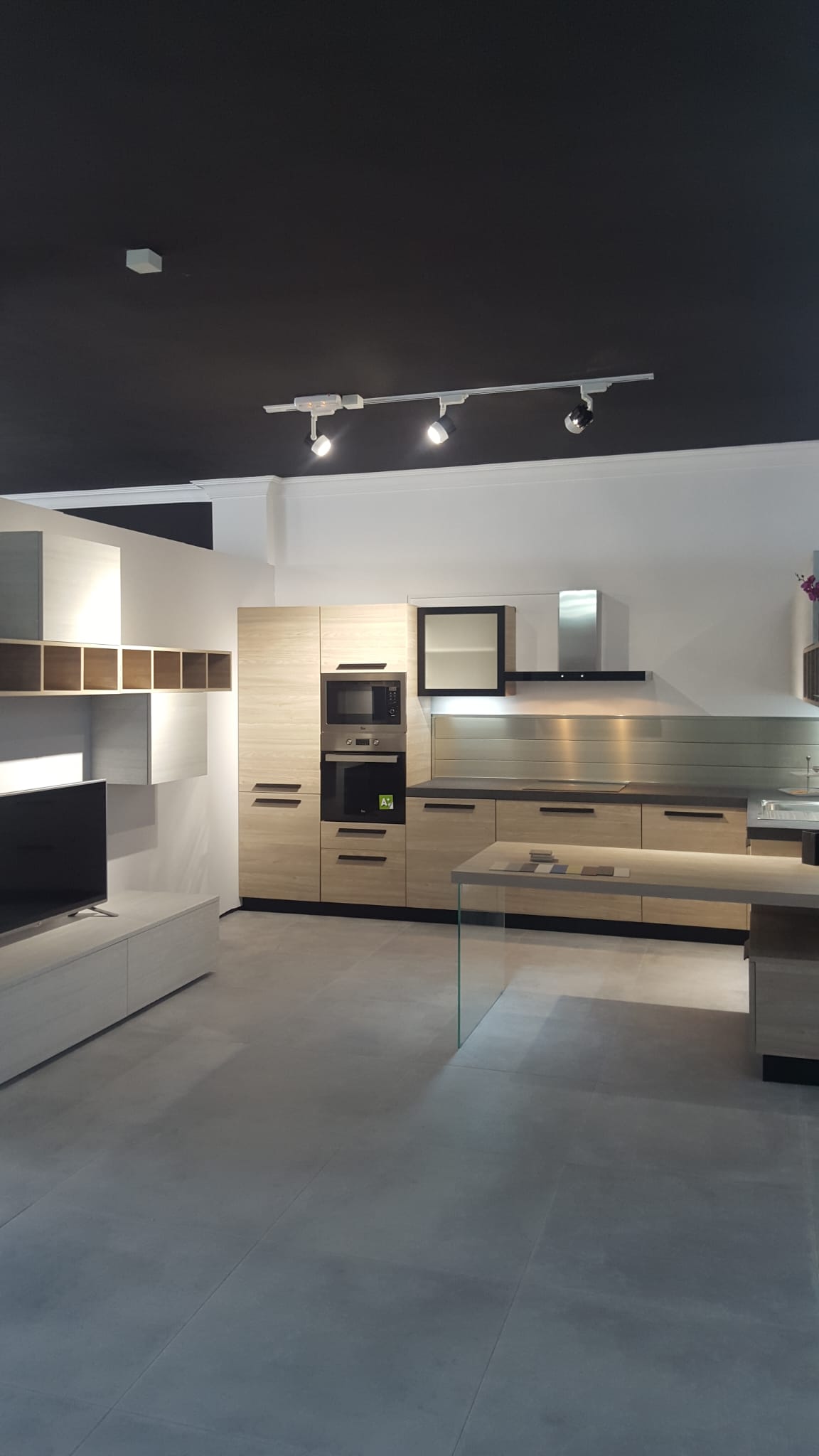 Showroom de cocinas con iluminación de carril orientable instalada por Kableca