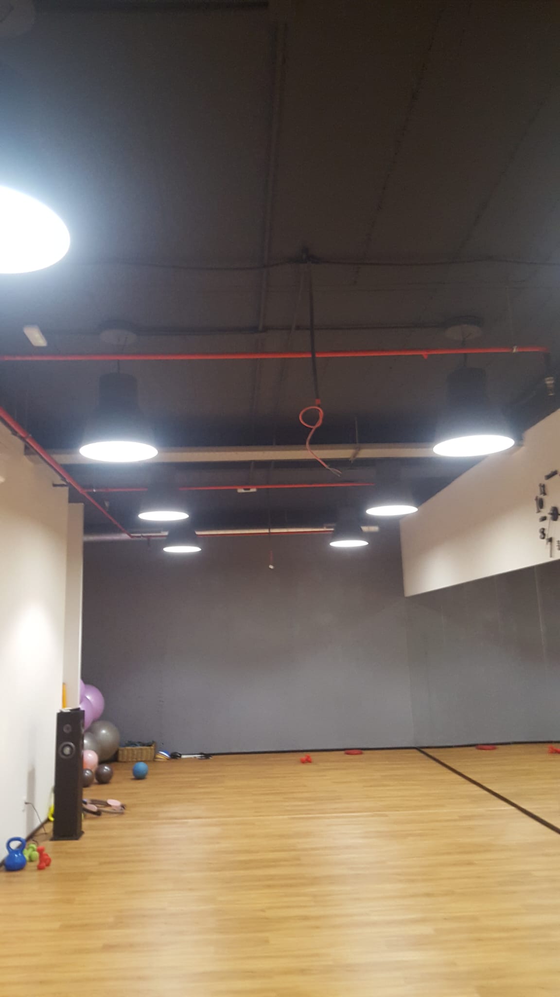 Sala de fitness con iluminación LED tipo campana instalada por Kableca