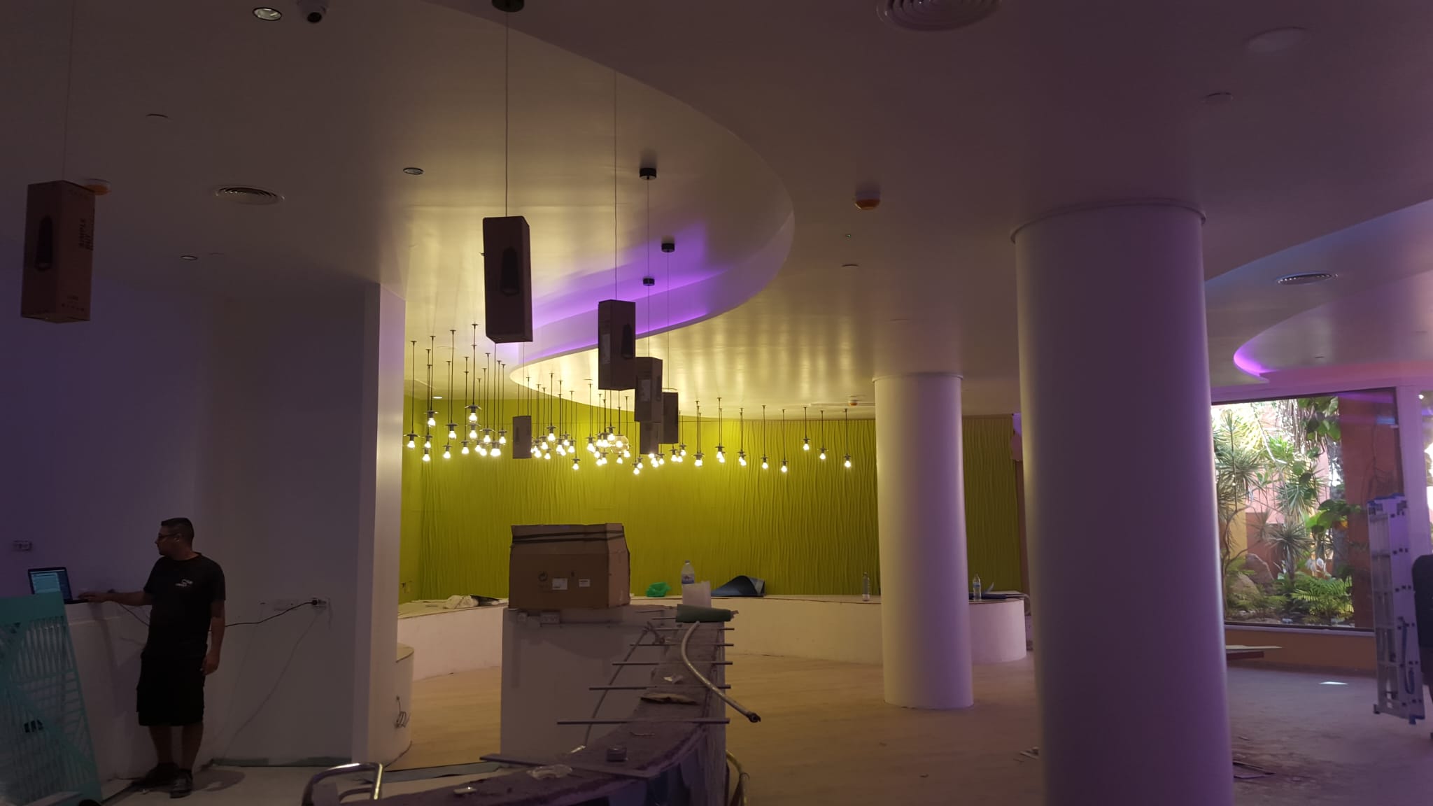 Iluminación colgante decorativa y focos de color en una sala de eventos